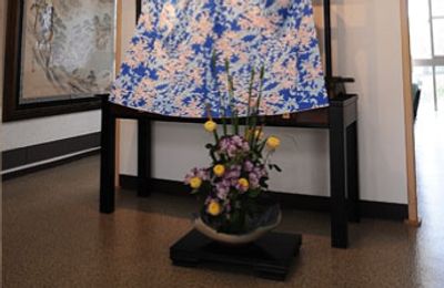 生け花が飾られた廊下