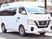 送迎車が停まる外観  
