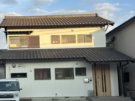 落ち着いた和風の建物外観  