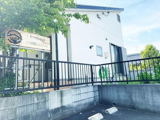 建物外観と看板の入口  
