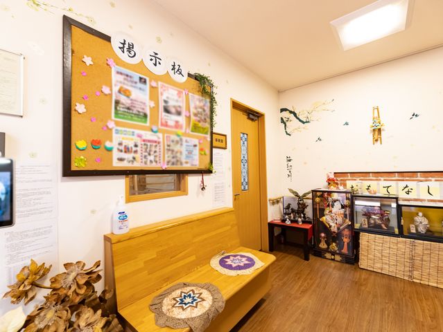 暖かみのある掲示物の空間