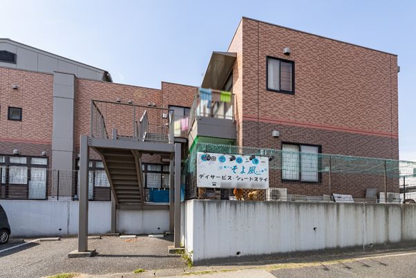 広々とした明るい外観