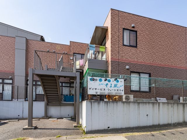 広々とした明るい外観 外観 ゆったりとした空間が印象的な入り口は、安心感を与え、新たな職場への期待を膨らませます。