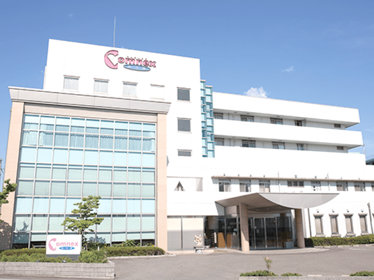 明るい外観の施設建物  