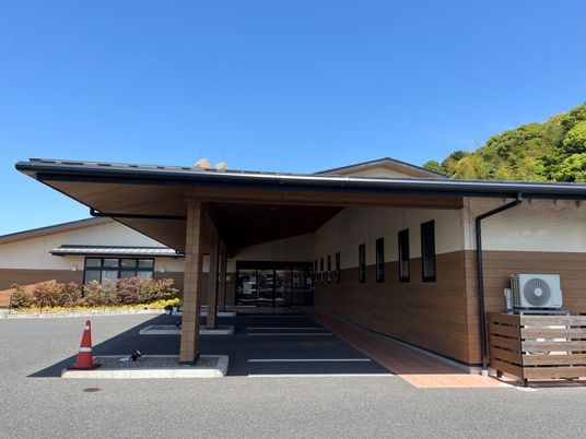 施設の正面玄関