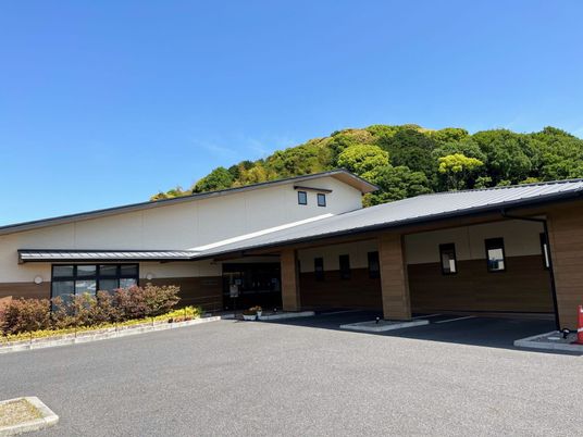 緑に囲まれた建物外観