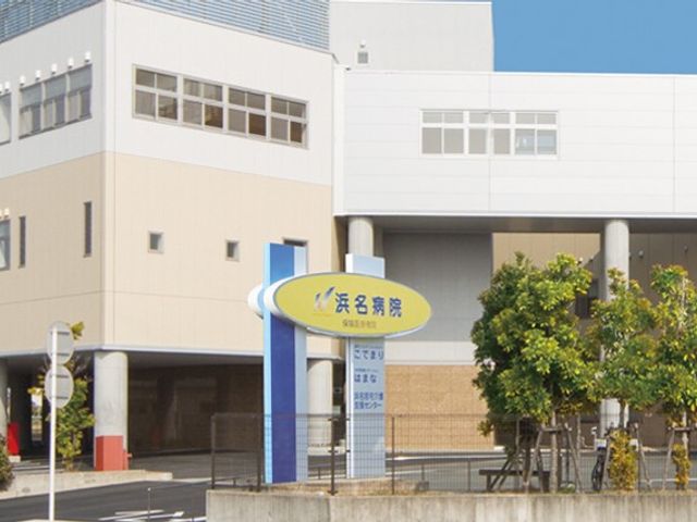 看板のある建物 看板 施設のエントランスには大きな看板が設置されています。明るい外観が印象的で、視認性も高いです。