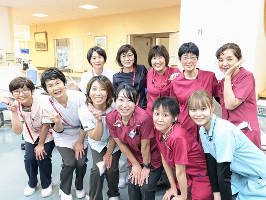 笑顔のスタッフ集合写真  