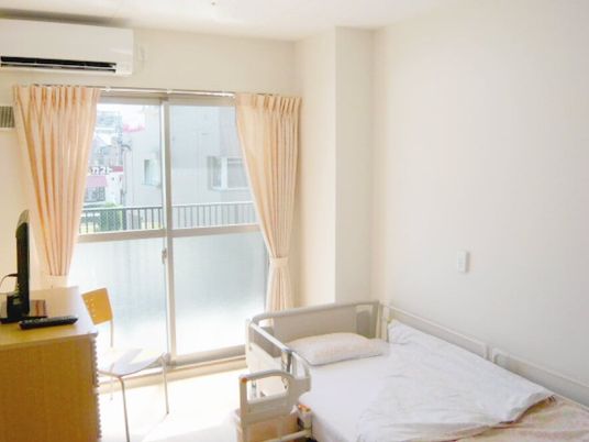 明るい居室のベッド  
