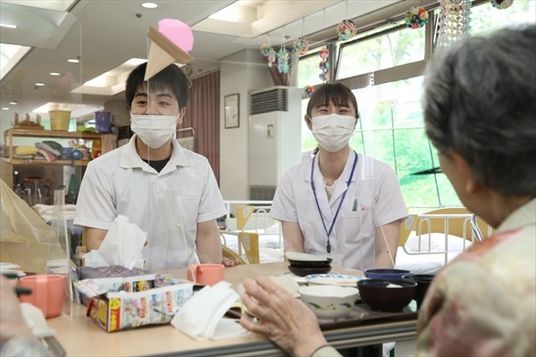 笑顔で接するスタッフと高齢者の様子