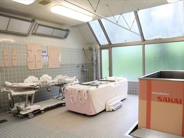 設備が整った浴室 浴室 広々とした空間で、自然光が差し込む露天感覚の入浴設備が揃っています。快適に利用できます。