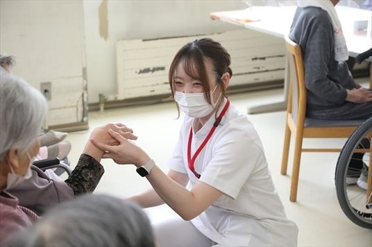 笑顔で交流する看護師