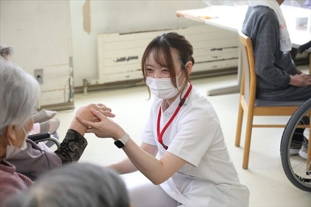 笑顔で交流する看護師