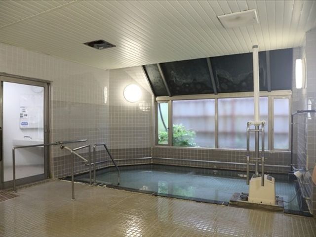 広々とした浴室 浴室 広々とした浴室は、明るい自然光が差し込む設計です。しっかりと手すりが設置され、安全性を考慮した造りとなっています。