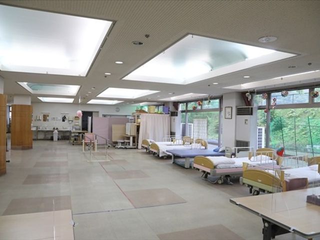 広いスペースの部屋 機能訓練室 広々とした明るい空間で、快適にリハビリ活動が行えます。自然光が優しく差し込みます。