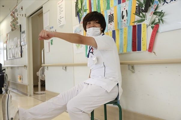 リラックスした様子の廊下