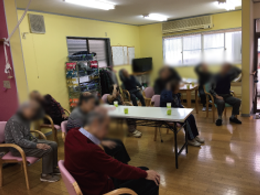 和やかな集まりの室内