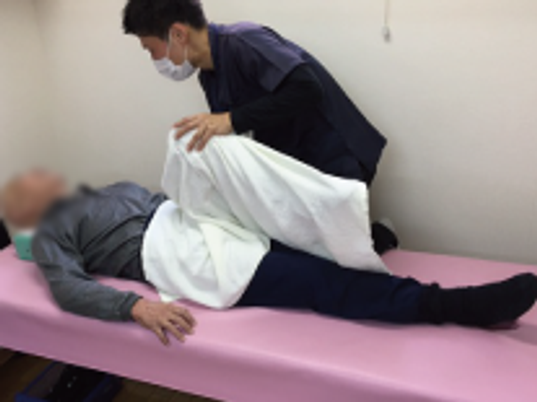ストレッチ中の機能訓練室