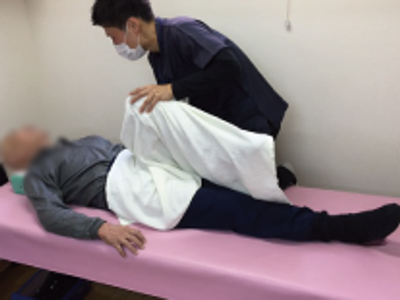 ストレッチ中の機能訓練室
