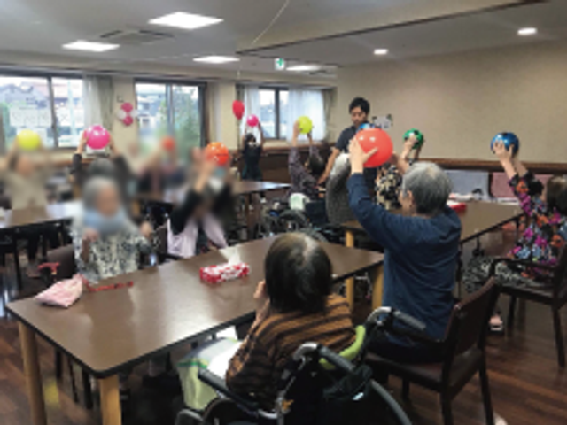 楽しさが伝わるダイニング ダイニングルーム 広々とした空間で、利用者の皆さんが集まり楽しいひとときを過ごしています。自然光が心地よいです。