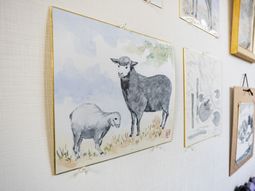 壁に飾られた絵