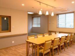 明るい食堂の空間