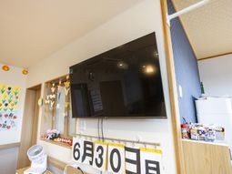 壁掛けテレビのある部屋