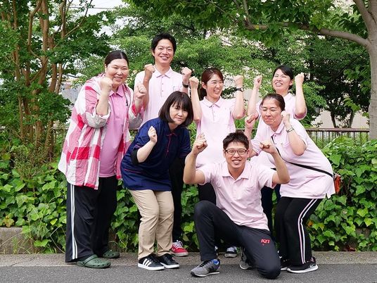 職員の集合写真庭  