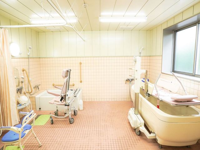 清潔な浴室 浴室 自然光が差し込む明るい浴室で、設備が整っており安全に入浴できます。
