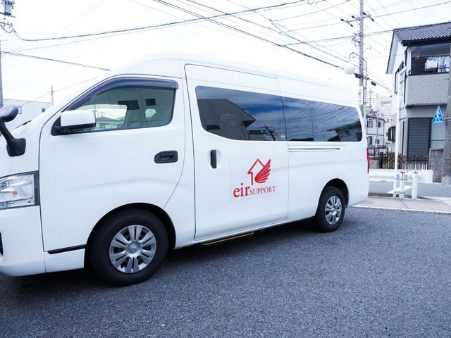 送迎用車両 スタッフイメージ 送迎用の車両が備わっており、利用者の移動をサポートします。快適な勤務環境の一端です。