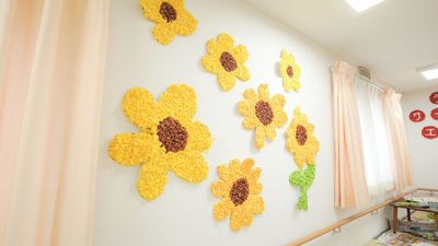 壁面装飾のある廊下