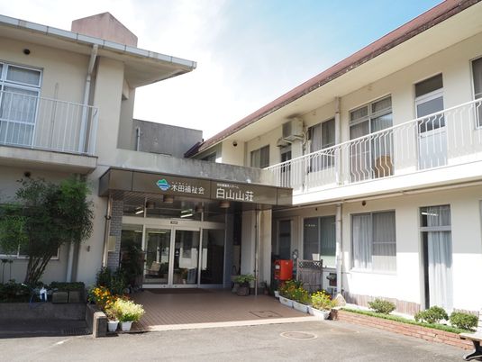 広がる植栽と入口の外観