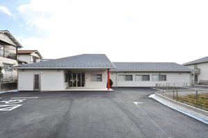 静かな建物の外観