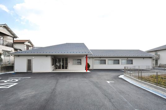 静かな建物の外観