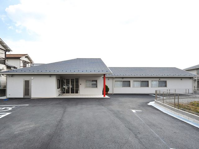 静かな建物の外観 外観 落ち着いた雰囲気の施設で、広い駐車スペースがあります。働きやすい環境です。