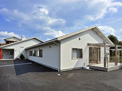 広々とした施設の外観