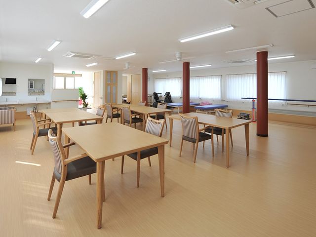 広々とした施設内観 多目的室 自然光が差し込む広々としたスペースで、快適な環境が整っています。仕事しやすい雰囲気です。