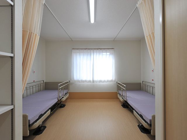 明るい二人部屋 居室 自然光が差し込む快適な空間です。落ち着いた雰囲気で、業務に集中しやすい環境です。