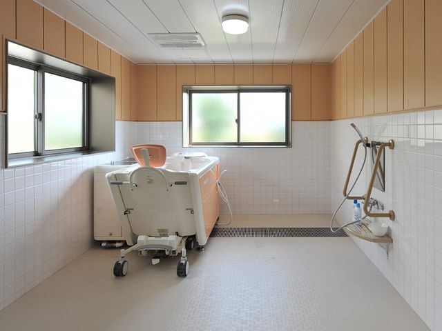 明るい浴室の内部 浴室 自然光がたっぷり入る明るい空間で、介護用機器も充実しており安全に配慮されています。