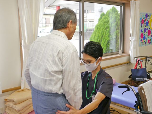 利用者を支える訓練 機能訓練室 スタッフが利用者の機能訓練を手厚くサポートします。自然光が差し込む明るい空間です。