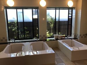 明るい浴室  