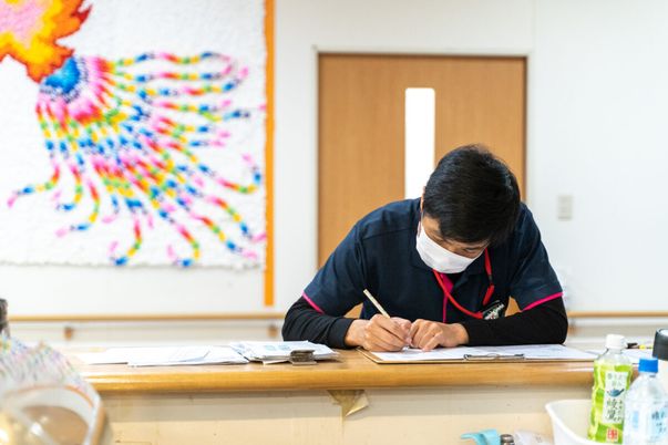 書類作業をするスタッフ
