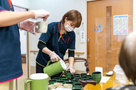 手厚いケアを行うスタッフ