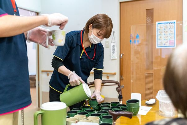 手厚いケアを行うスタッフ
