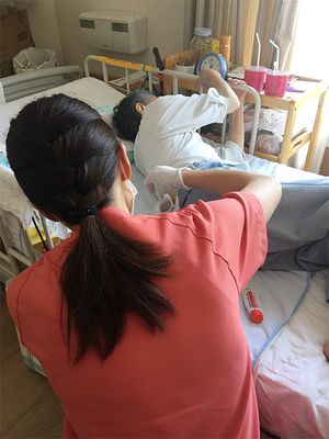 ケア中のスタッフと利用者の居室