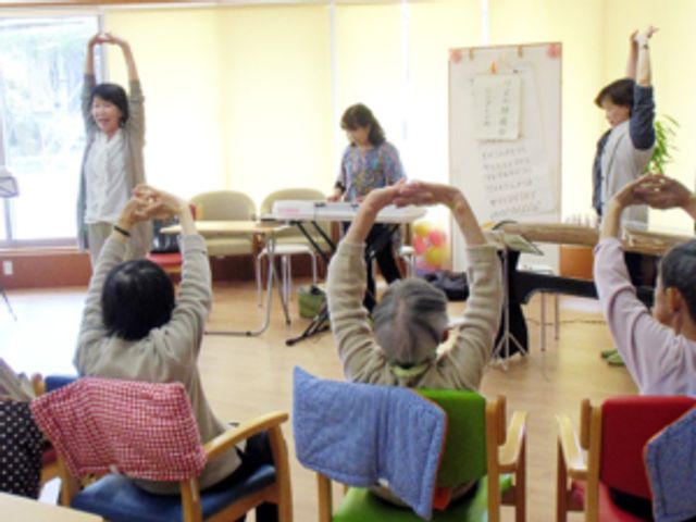 集団で活動する部屋 多目的室 自然光の差し込む明るい空間で、皆で音楽に合わせて体を動かせます。活気あふれる雰囲気です。