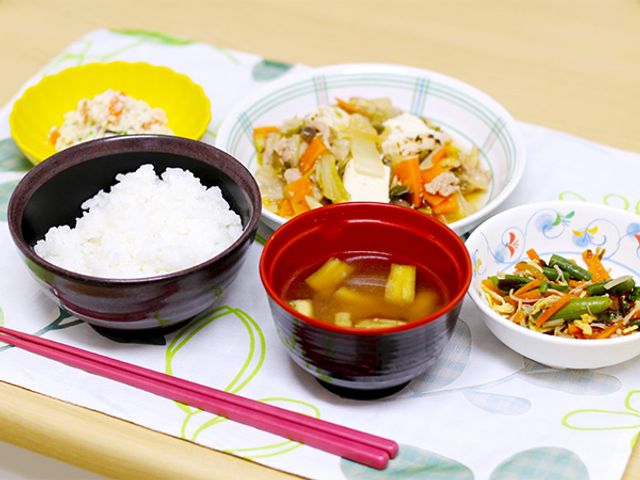 栄養たっぷりの和朝食 食堂 栄養バランスを考慮した和風の食事が提供されています。入居者様の健康をサポートする献立です。