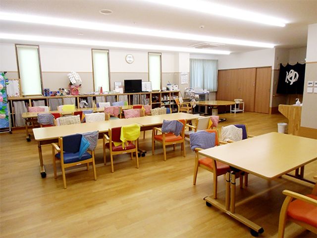 広々としたダイニングルーム ダイニングルーム 広々とした明るい空間で、利用者が集まりやすいダイニングルームです。テーブルは移動が簡単で、柔軟な配置が可能です。