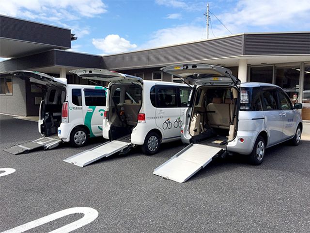 車椅子対応の車両 外観 複数の車椅子対応車両が並び、利用者の安全で快適な移動をサポートしています。