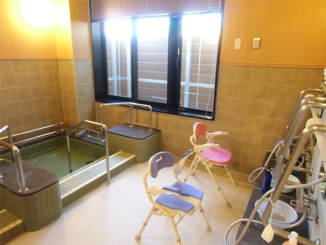 機能訓練室の風景 機能訓練室 自然光が入る明るい空間で、リハビリ用の椅子が設置されています。利用者の快適さを考慮しています。